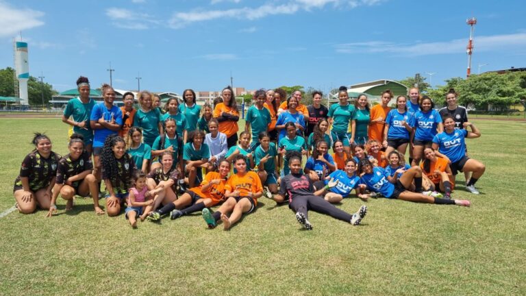 Equipe participante de torneio de futebol feminino na Estacao Conhecimento Serra. Out. 2023