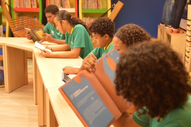 FOTO 2 Educandos na Biblioteca da Estacao Conhecimento Serra. Foto de Victor Reis