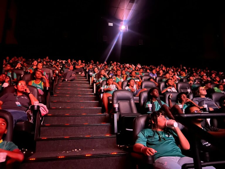 Educandos da Estacao Conhecimento Serra assistem ao filme Divertida Mente 2 no cinema. jpg