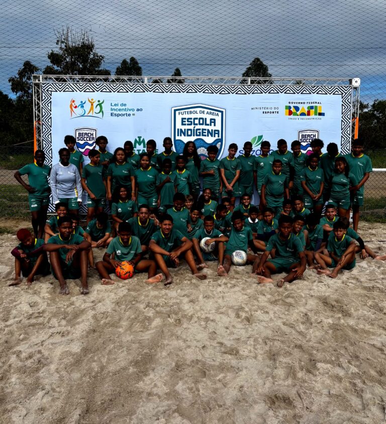Educandos da Estação Conhecimento Serra participam de jogo de futebol na aldeia Tupinikim em Aracruz