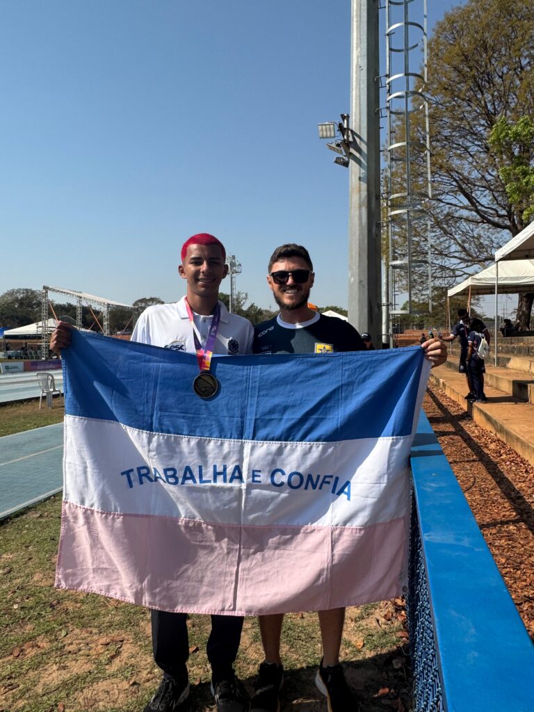 Davi Gabriel Bastos da Silva, medalha de ouro na modalidade de marcha atlética nos Jogos da Juventude, com o educador Diogo Mello