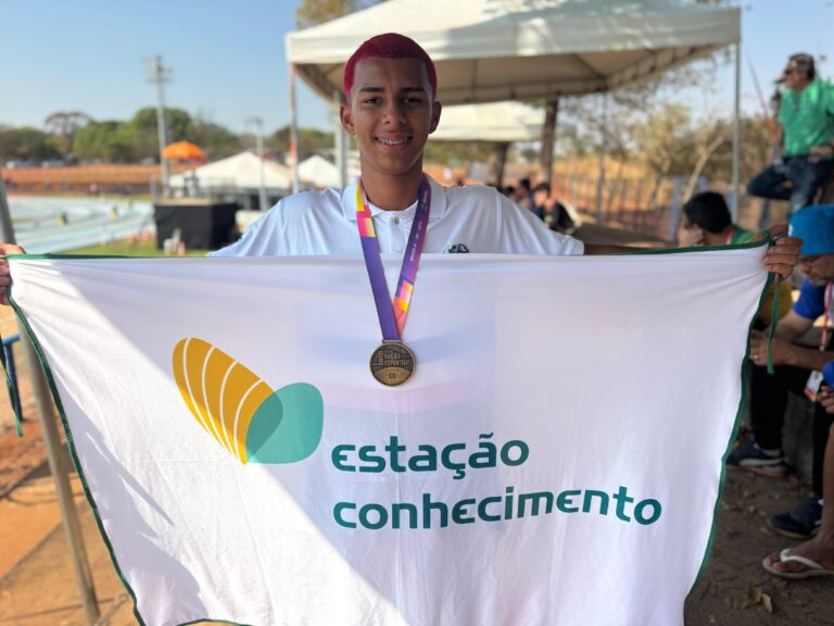 FOTO 1 Davi Gabriel Bastos da Silva, medalha de ouro na modalidade de marcha atlética nos Jogos da Juventude