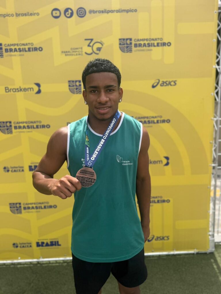 Educando Breno Apolinário Silva Barros, medalha de bronze no Campeonato Brasileiro Loterias Caixa de Atletismo Paralímpico Adulto, em SP