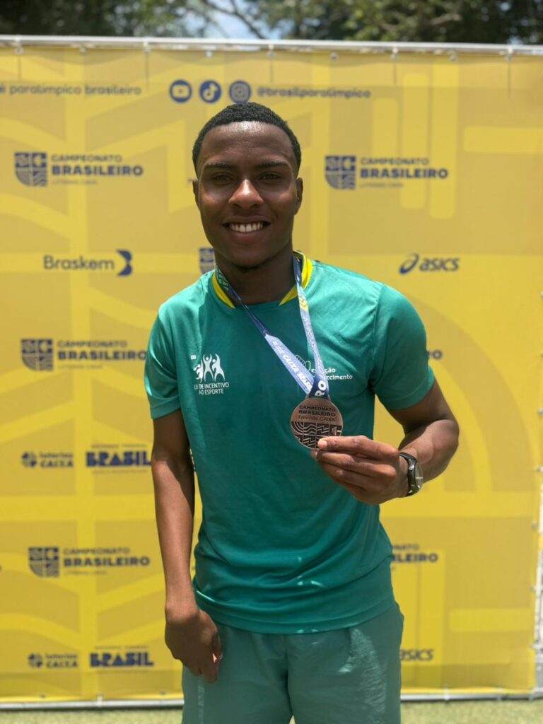 Educando Tiago Ramos Silva, medalha de bronze no Campeonato Brasileiro Loterias Caixa de Atletismo Paralímpico Adulto, em SP