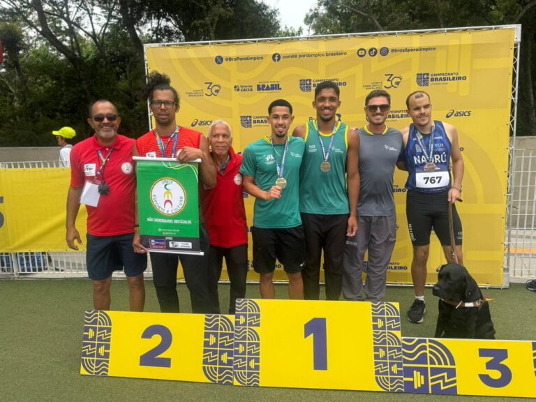 Equipe da Estação Conhecimento Serra no pódio do Campeonato Brasileiro Loterias Caixa de Atletismo Paralímpico Adulto, em SP