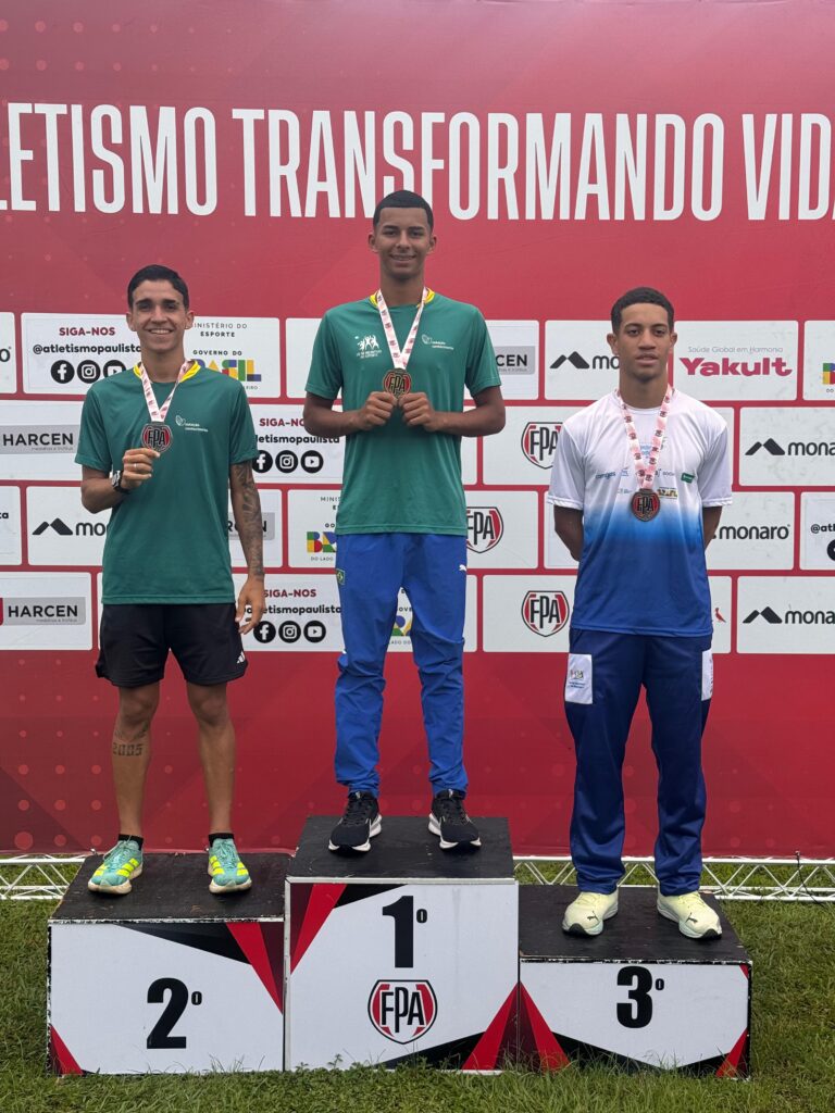 Atletas da Estação Conhecimento Serra no pdio do I Circuito Open Paulista de Atletismo