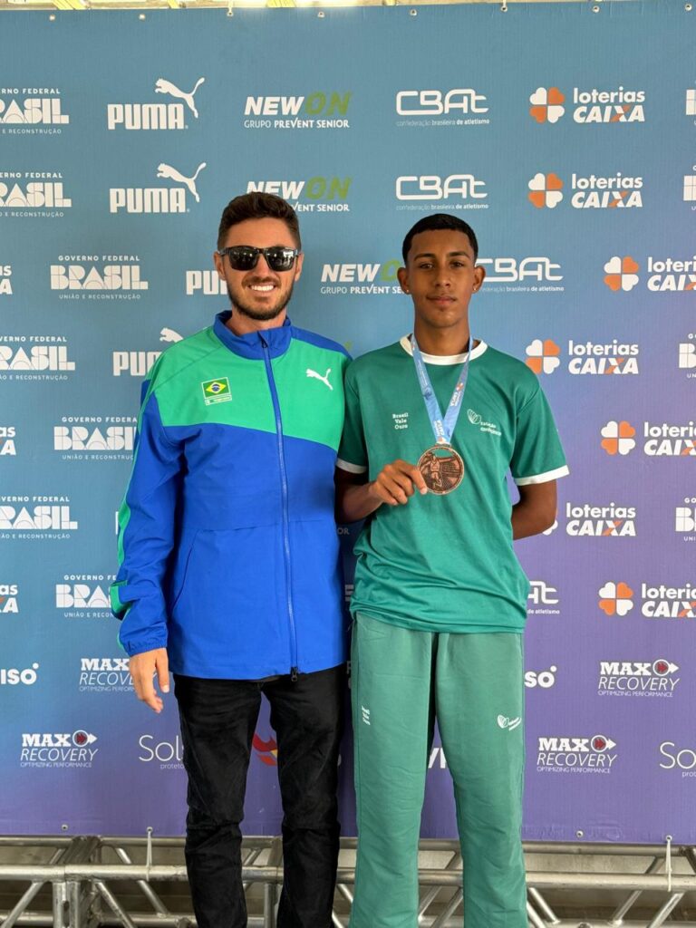 Brayan Silva Litig, atleta da Estação Conhecimento Serra, com o treinador Diogo Mello.jpg 01