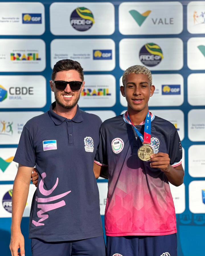 Educando de atletismo Davi Gabriel com o treinador Diogo Mello