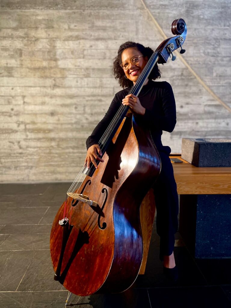 Kívia Santos, professora de contrabaixo acústico