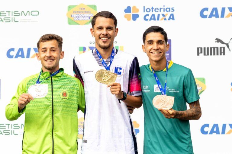 Yan Kerne Dias Tamanini, educando da Estação Conhecimento Serra, no pódio do Campeonato Brasileiro Interclubes. Foto Lucas Dantas - Federação Capixaba de Atletismo