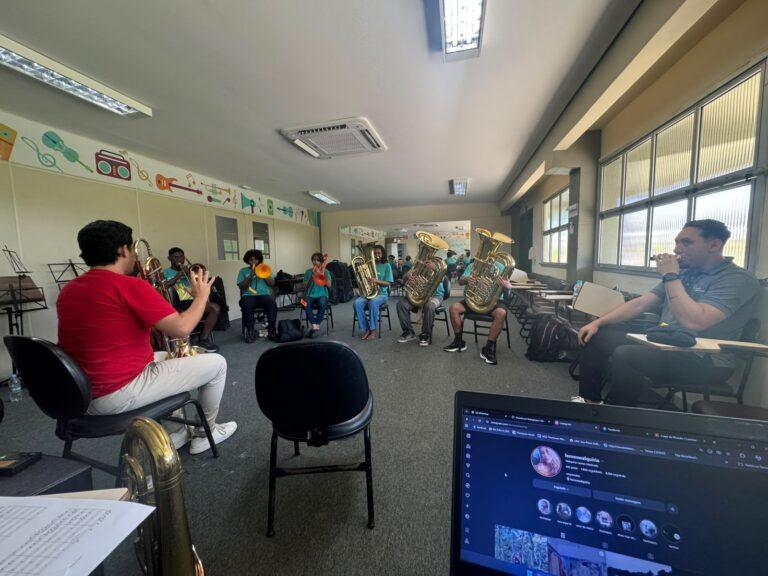 Aulas de músicos da OSB para alunos do Projeto Vale Música ES