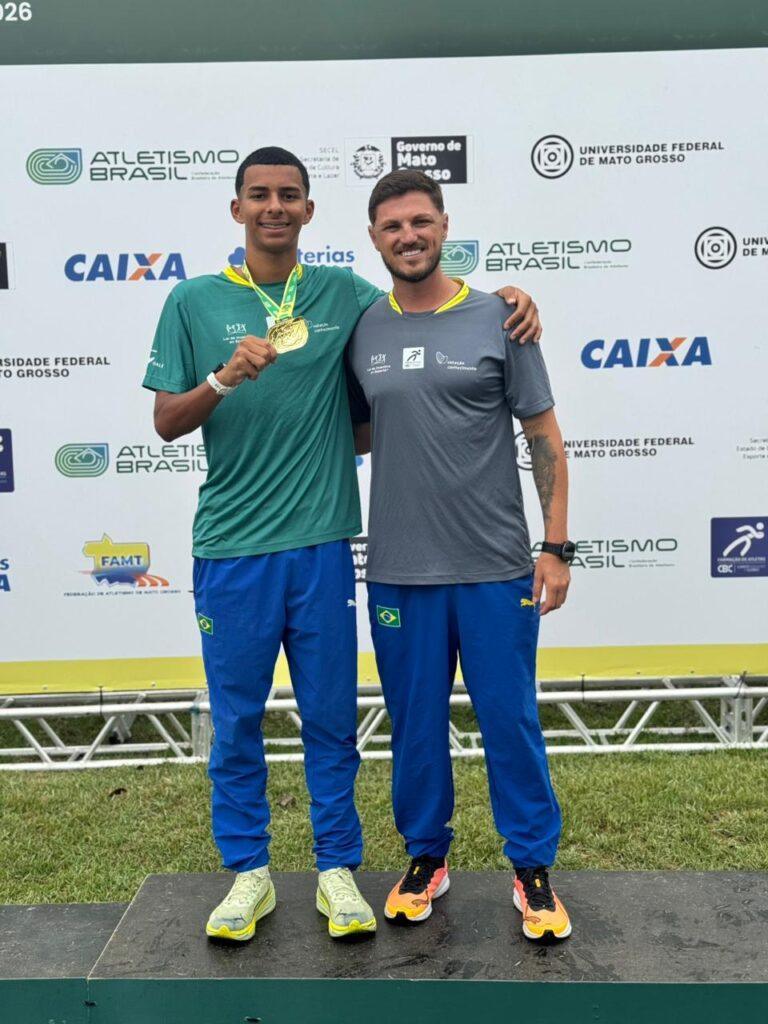 Davi Gabriel, atleta da Estação Conhecimento Serra, com o treinador Diogo Mello