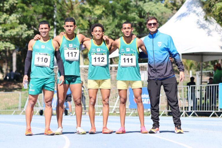 Equipe de atletismo da Estação Conhecimento Serra com o treinador Diogo Mello