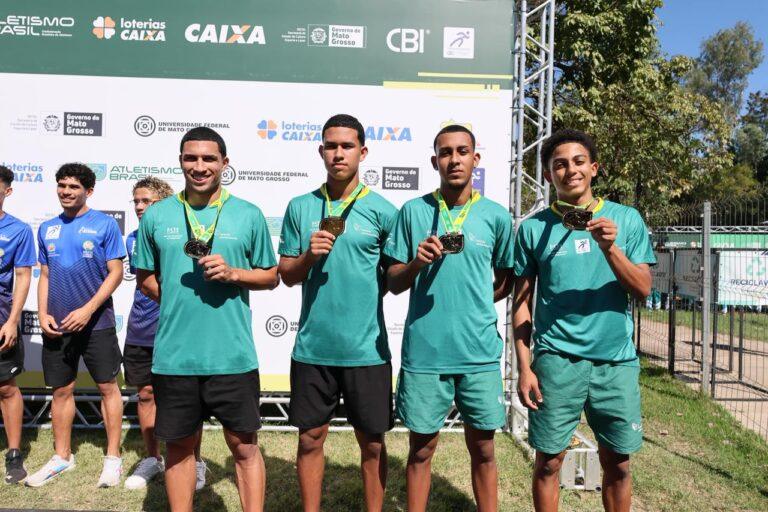Equipe de atletismo da Estação Conhecimento Serra no pódio em Cuiabá
