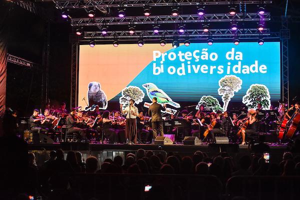 Vale Música realiza duas apresentações especiais em Itabira com Coral Jovem Vale Música e Orquestra Jovem Vale Música ao lado de Fernanda Takai
